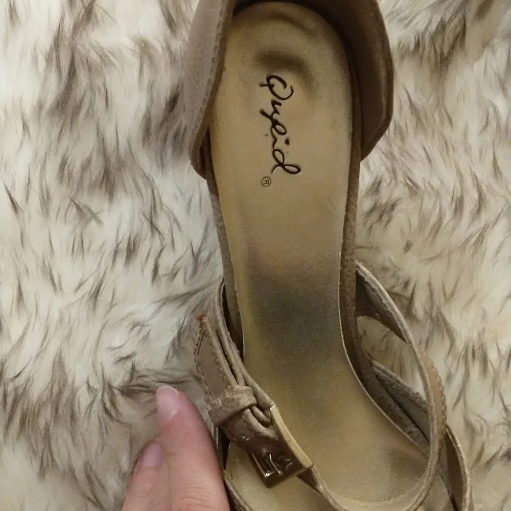 Super cute tan Qupid heels